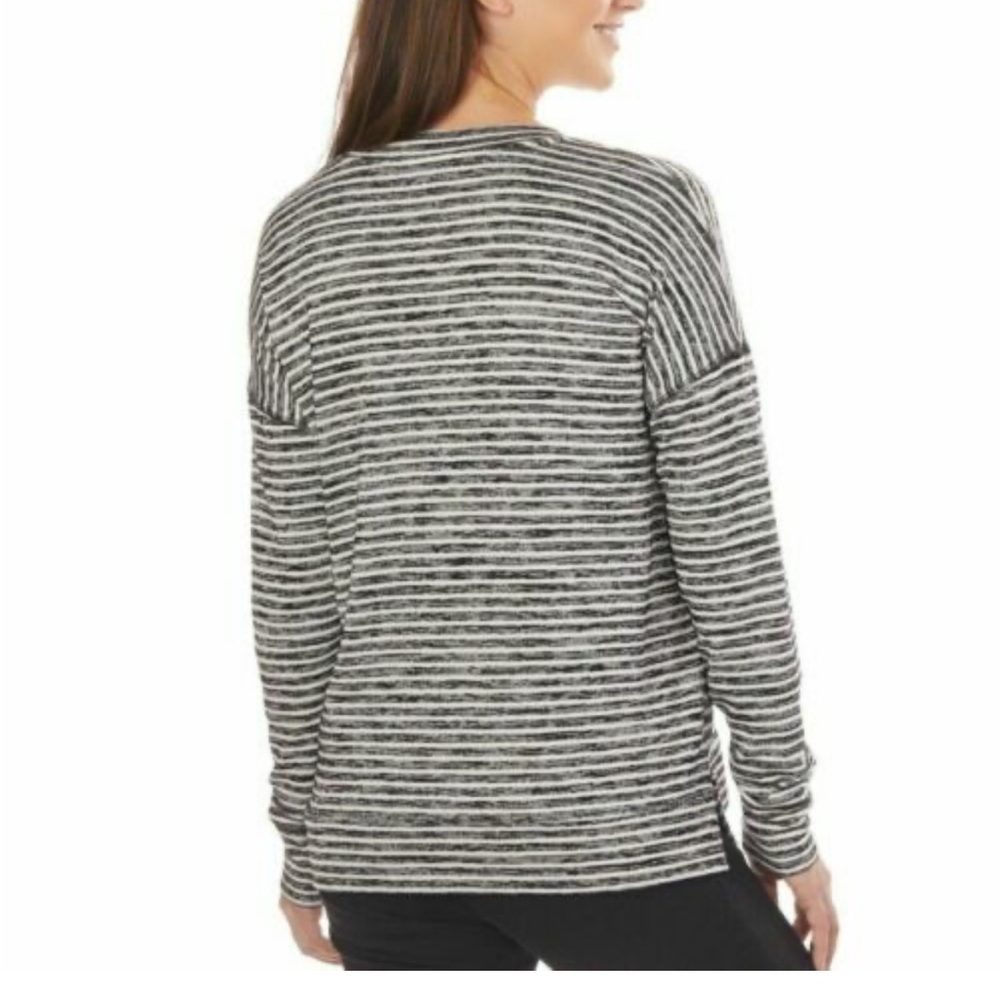 Striped V-Neck top. Womans XXL - Picture 2 of 8